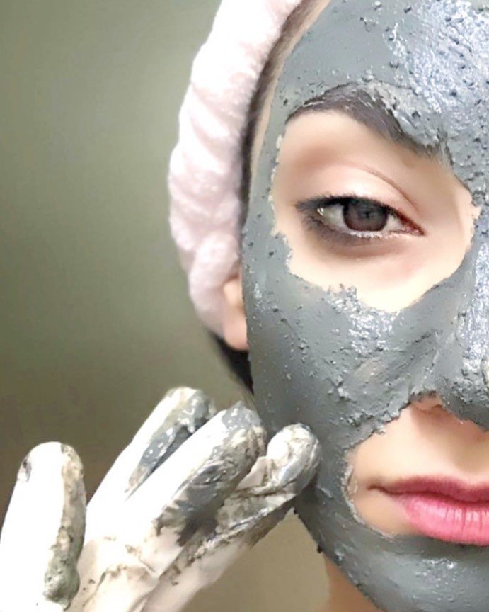 Սև ածուխով դետոքս դիմակ տնային պայմաններում Via Mina-ից